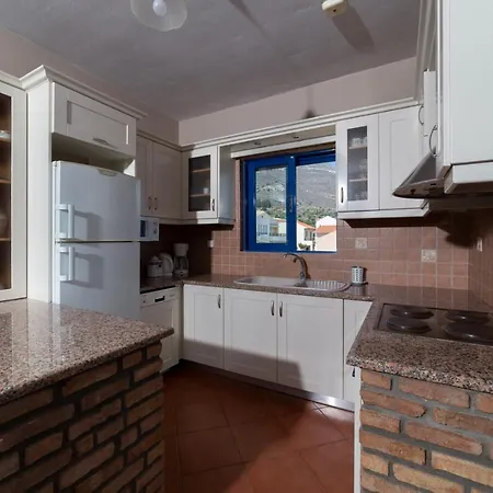 Natassa Penthouse Sea View 30m From Sea דירה